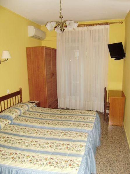 Hostal Miguel Angel Madrid Habitación foto