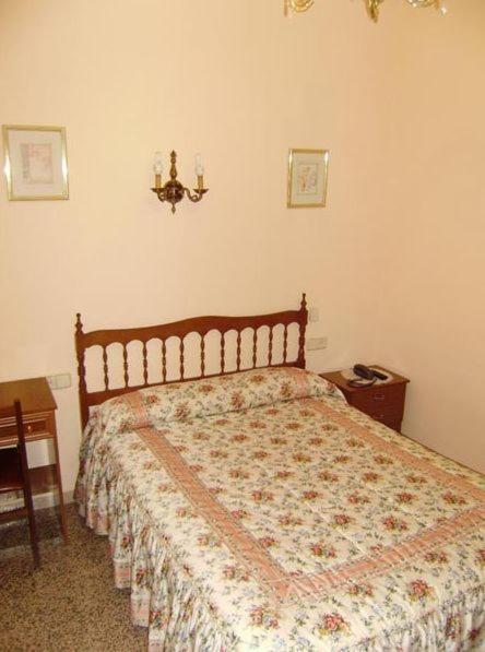 Hostal Miguel Angel Madrid Habitación foto