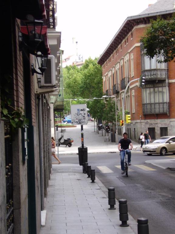 Hostal Miguel Angel Madrid Exterior foto