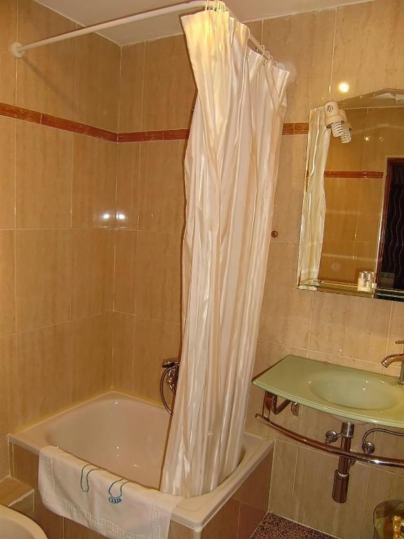 Hostal Miguel Angel Madrid Habitación foto